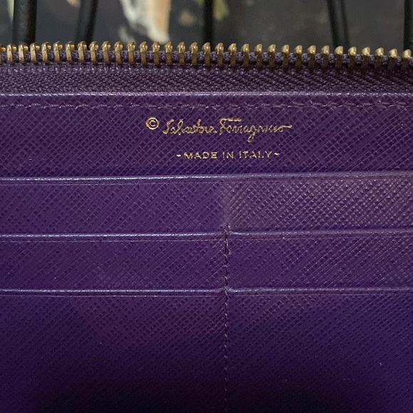 Gorgeous vintage Salvatore Ferragamo Miss Vara Bow zip wallet. - Picture 4 of 9